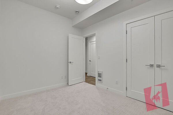 Modern 1-Bed Legal Suite in Walgrove SE – Private Entrance & In-Suite Laundry