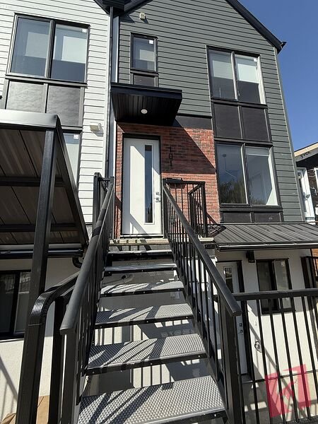 Modern 2 Storey townhouse 4 Beds+1 Den+3.5 baths including basement