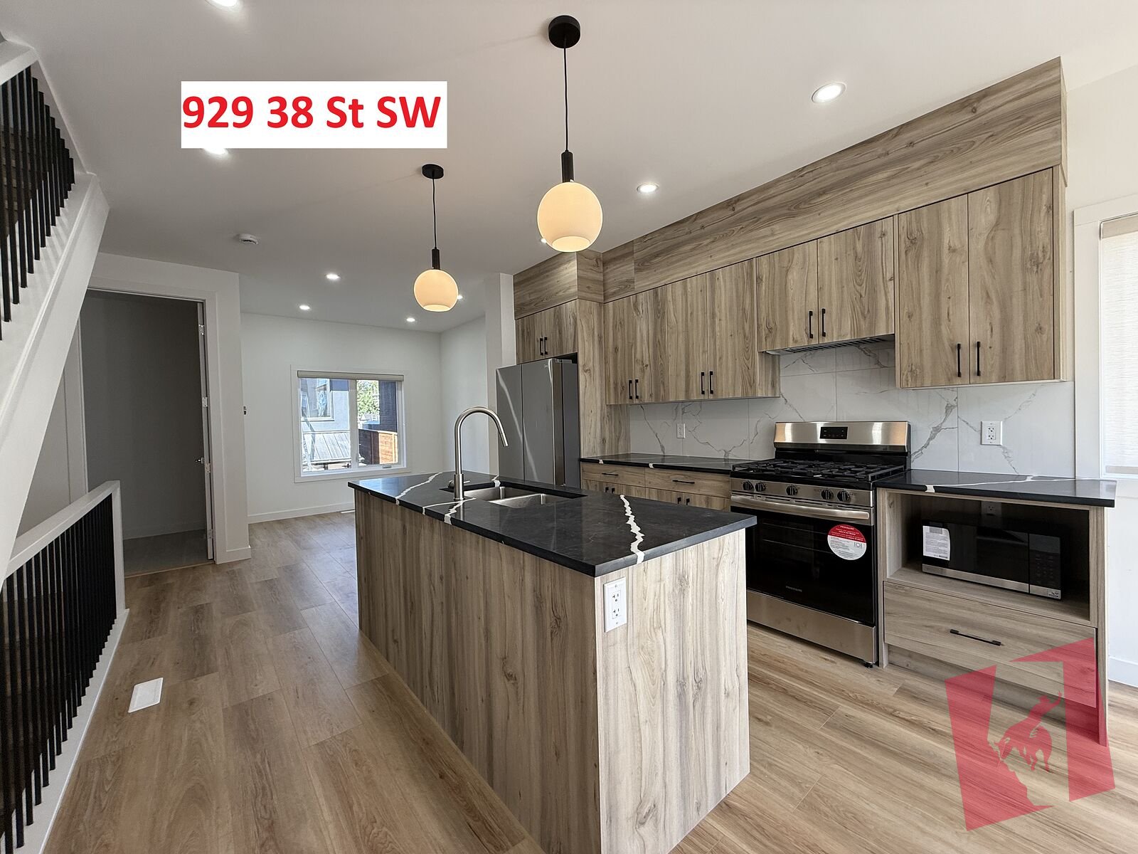 Modern 2 Storey townhouse 4 Beds+1 Den+3.5 baths including basement photo 2
