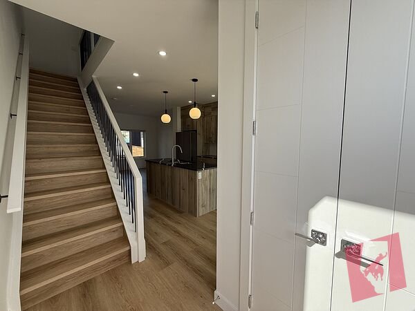 Modern 2 Storey townhouse 4 Beds+1 Den+3.5 baths including basement photo 3