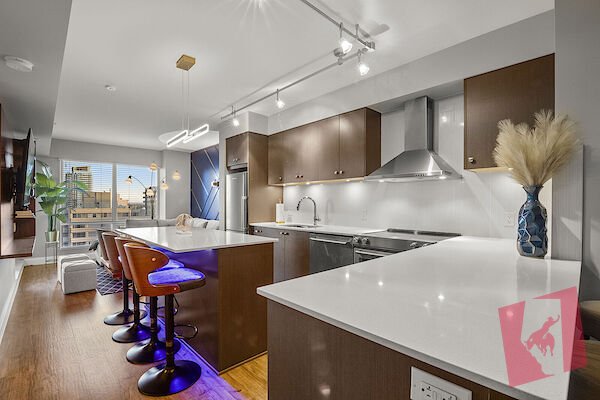 LUXURY Condo-Furnished-Downtown 5 min to LRT & Prince's Island Park-August 2026 photo 3