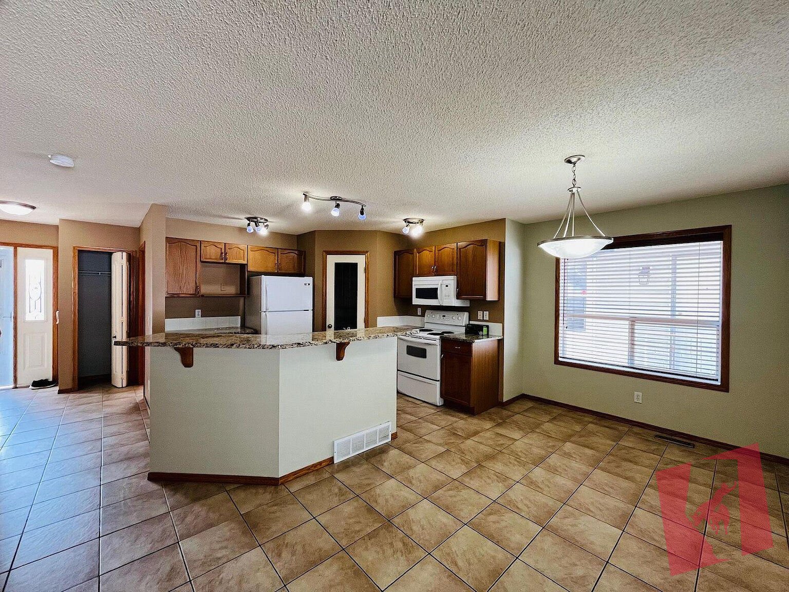 Beautiful 3 Bedroom House in Arbour Lake!