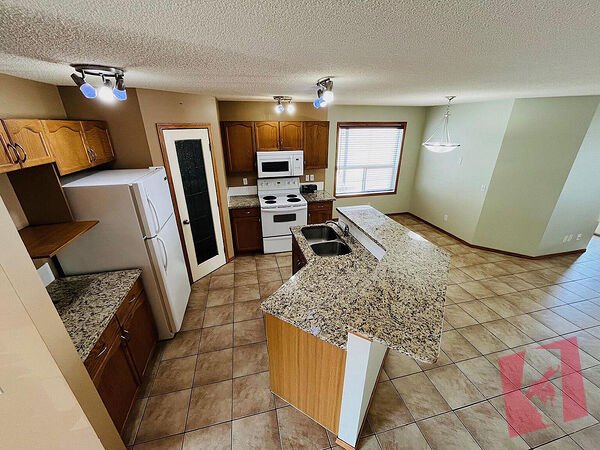 Beautiful 3 Bedroom House in Arbour Lake! photo 2
