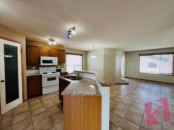 Beautiful 3 Bedroom House in Arbour Lake! photo 3