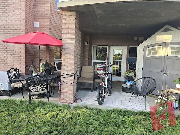 Large bedroom w/ desk and seating area photo 3
