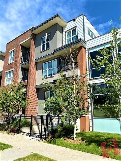 South-facing private fenced patio / walking distance to Mount Royal University!