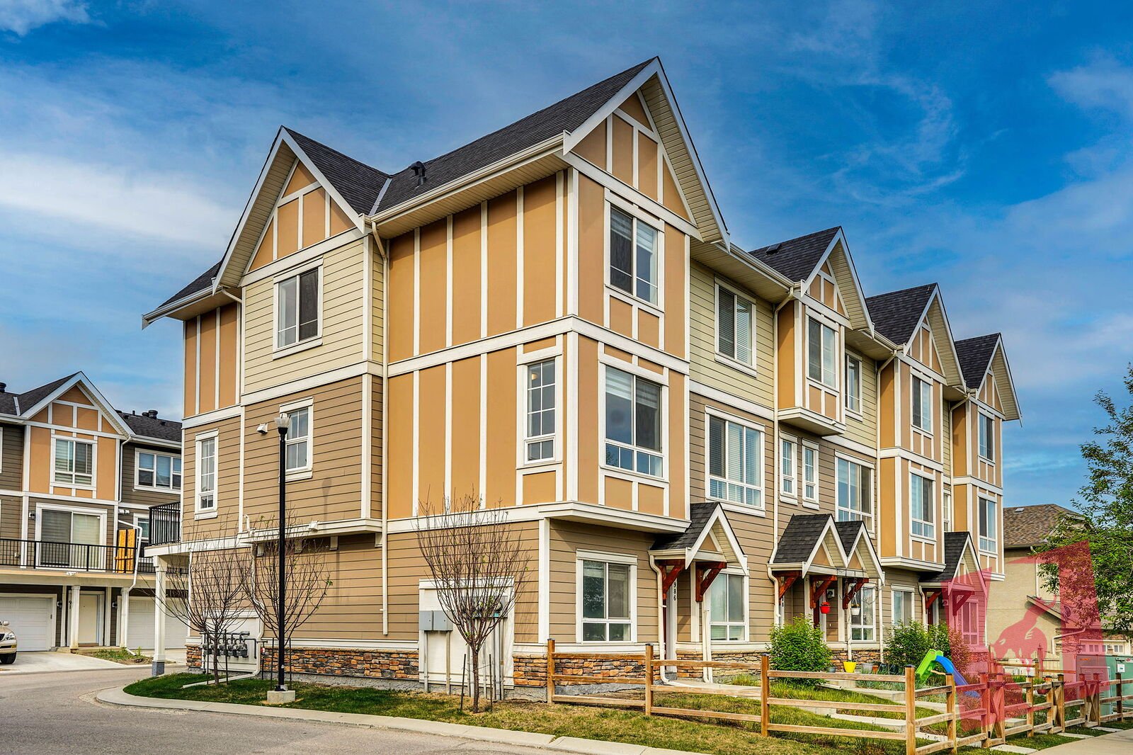 Well maintained 3 Beds Townhome with tandem double attached garage photo 2