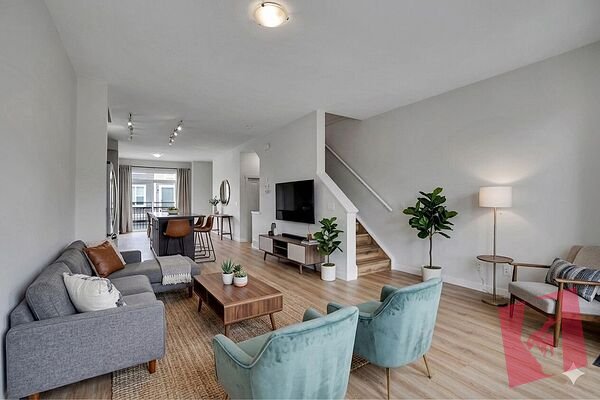 Well maintained 3 Beds Townhome with tandem double attached garage photo 3