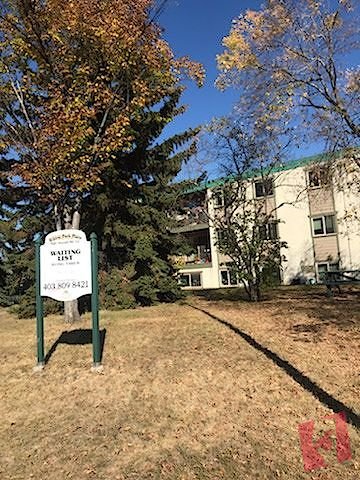Willow Park - Park Like Setting, Huge yard, Quiet and Safe no photo 2