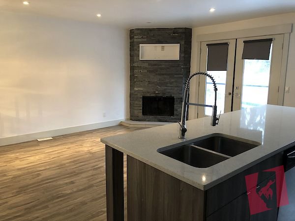 One Bedroom Condo For Rent in Bank-view photo 3