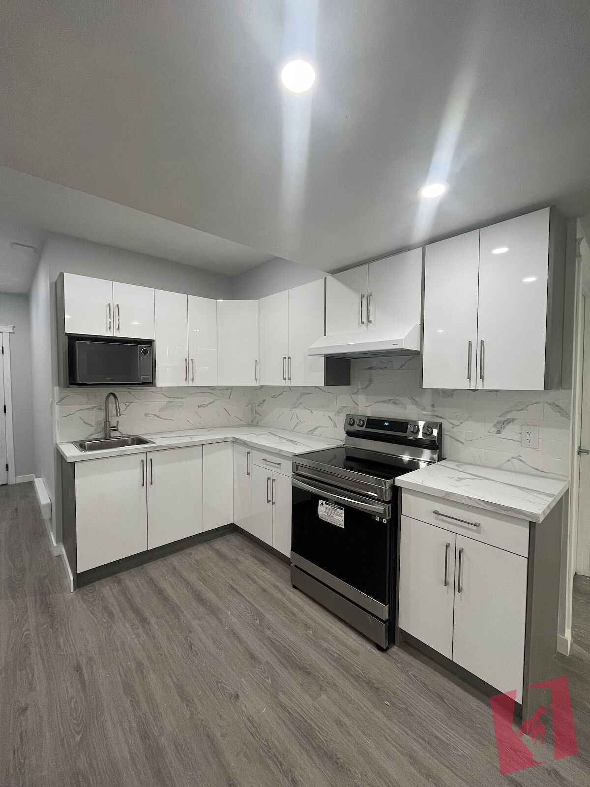 Cozy 1 bedroom basement suite photo 2