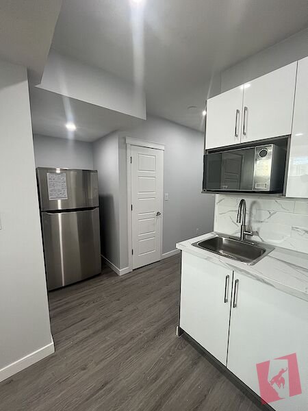 Cozy 1 bedroom basement suite photo 3