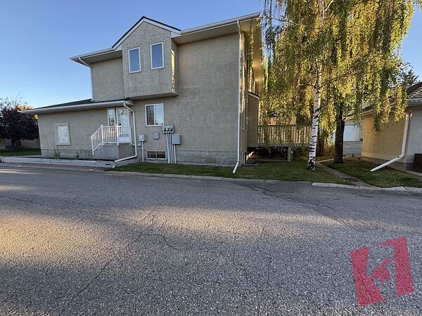 Beautifully Renovated 3-Bed Townhome with Double Garage + Driveway in Cedarbrae
