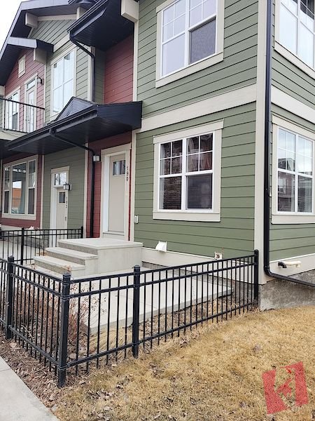 Cozy Townhouse In Cranston