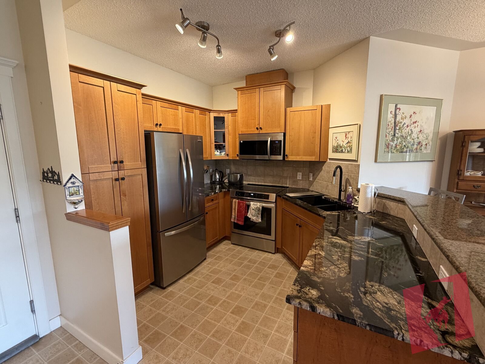 Fully Furnished 2 Bedroom + 2 Bathroom Penthouse Condo for Rent—Discovery Ridge
