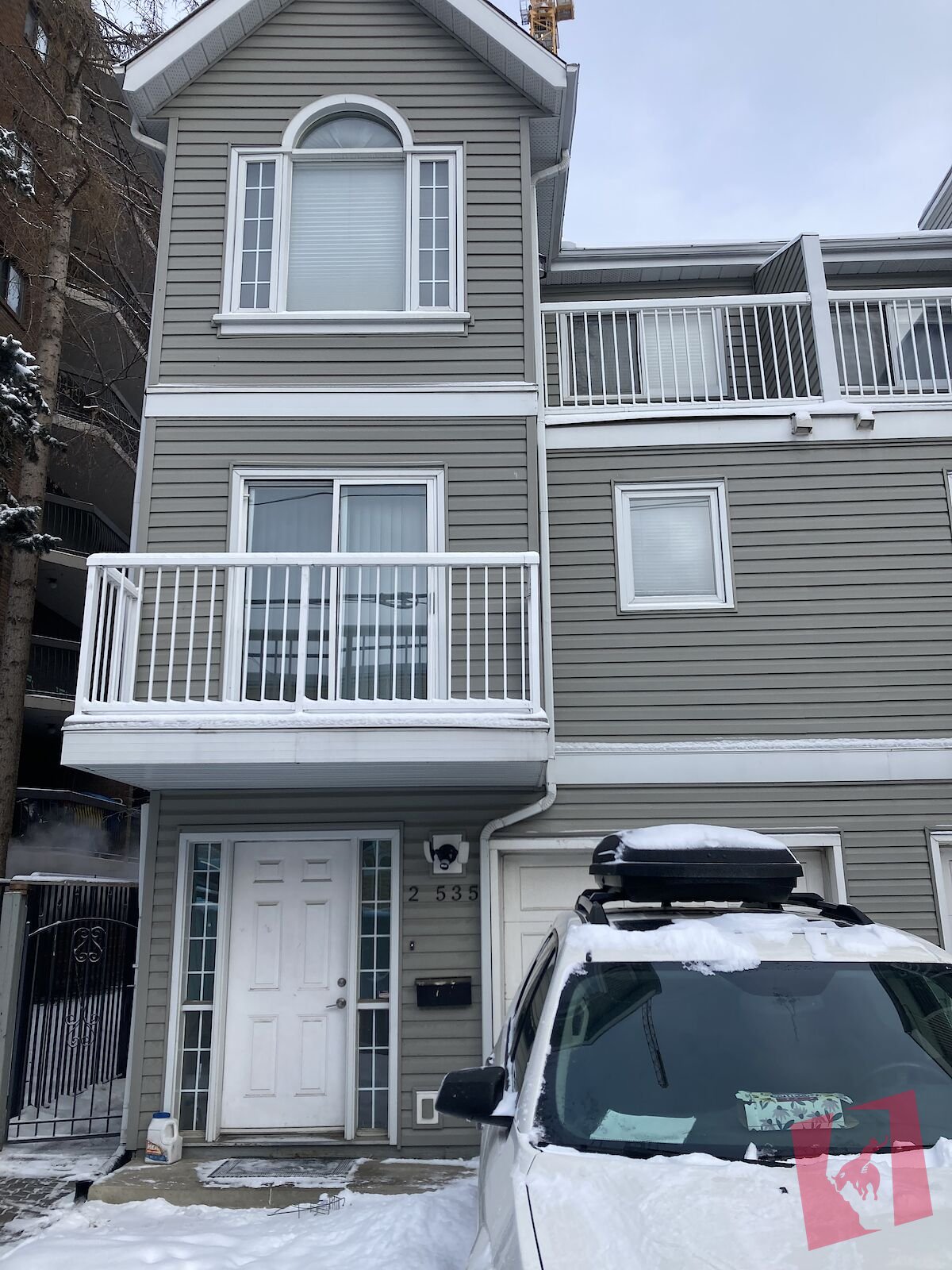 Prime location, downtown townhouse with garage, over 1300sq feet photo 2