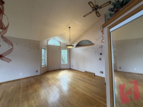 Desirable Edgemont 2012 sqft single house photo 2