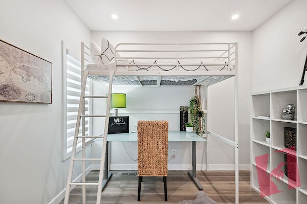 3-bedroom all Ensuite house Plus Den - Fully furnished all utilities included! photo 3