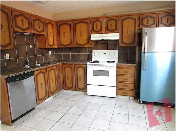3 bedrooms + 1.5 baths, WALK to LRT station photo 2