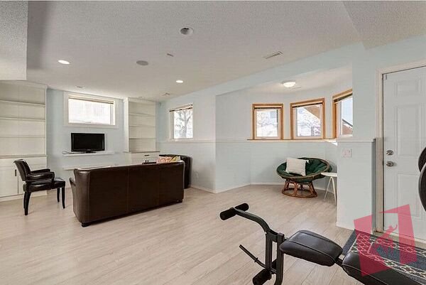Legalized Cozy 9" Ceiling 2bd+Den SW facing Walkout Basement