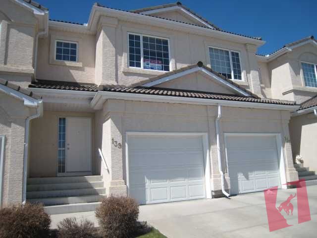 HAMPTONS - TOWNHOUSE CONDO - BACKING ON GOLF COURSE - 2 BEDROOM - ATTACH GARAGE