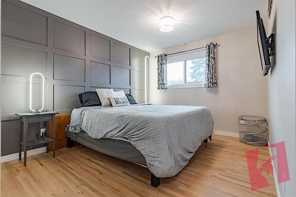 Fully renovated, open concept 2 bed 2 bath Bungalow photo 2