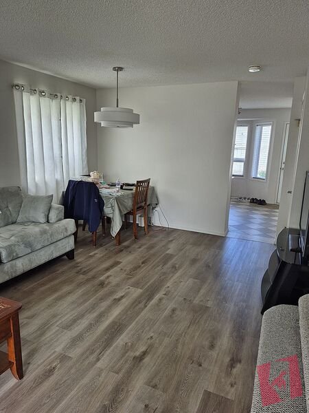 One Upper-Level Unfurnished Bedroom Available In A Three Bedrooms House photo 2