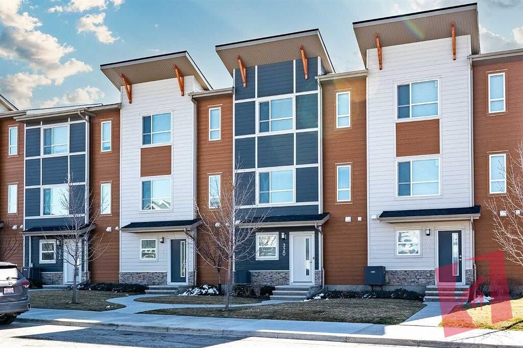 Beautiful Townhouse with double garage in Harvest Hill!