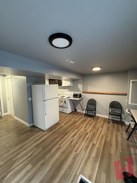 1 Bedroom and 1 Bathroom Basement Suite photo 3