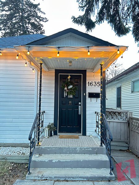 Furnished Room in a Cute Inglewood Home with Private Backyard and Garage