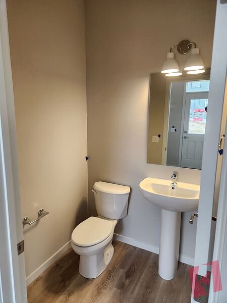 A brand new cozy 4 bedroom + den duplex in Mahogany (basement not included) photo 3