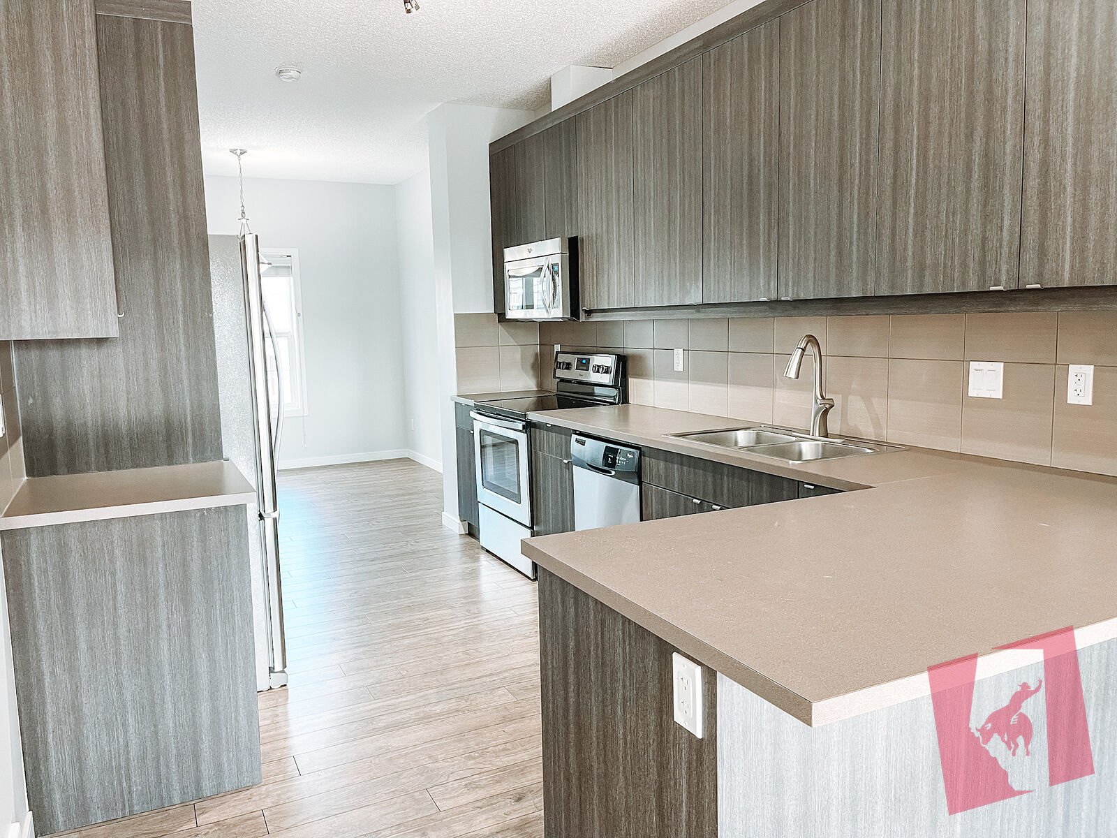 Beautiful Mahogany Townhome for Rent | 2 Bed + Den | Lake Community photo 2