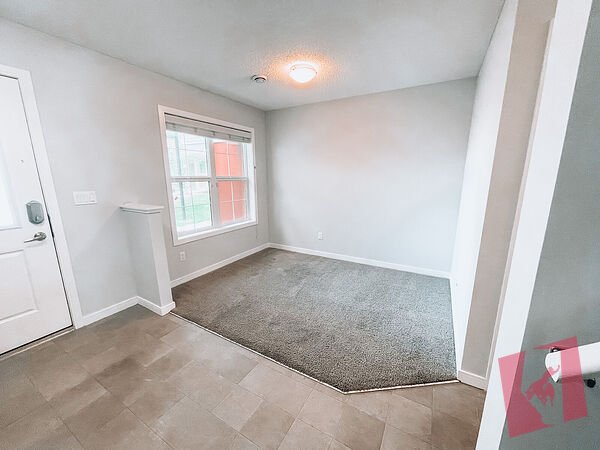 Beautiful Mahogany Townhome for Rent | 2 Bed + Den | Lake Community photo 3