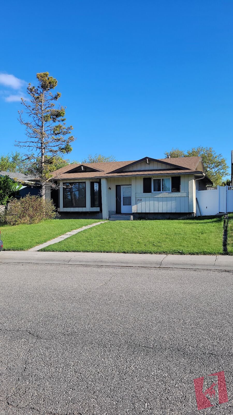 MARLBOROUGH PARK 1352 SQ.FT.BUNGALOW, SOUTH BACKYARD, CLOSE TO SCHOOL, FP ON FR.