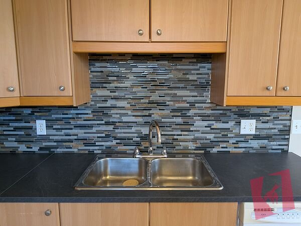 4Plex lower unit. 2 bedrooms with private in-suite laundry.