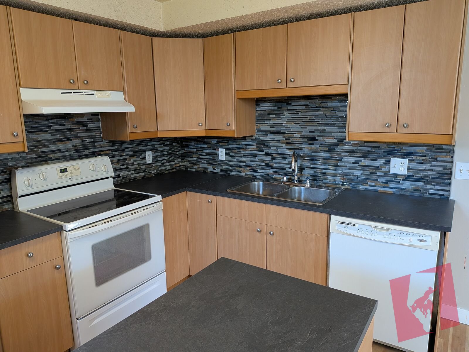 4Plex lower unit. 2 bedrooms with private in-suite laundry. photo 2