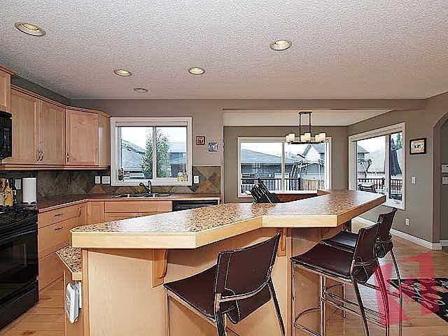 FAMILY HOME: 4 BEDROOMS + DEN | 3.5 BATHROOMS | FULLY DEVELOPED BASEMENT | A/C