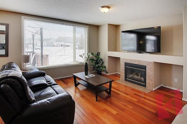 Family Home 4 Bed 4 Bath Double Attached Garage photo 2