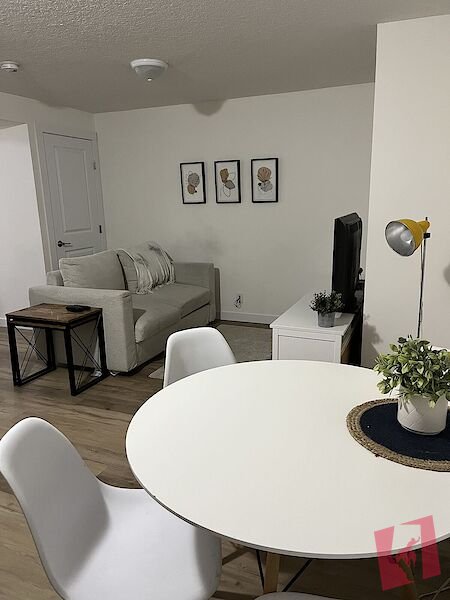 Bright & Cozy 1-Bedroom Suite with In-Suite Laundry!