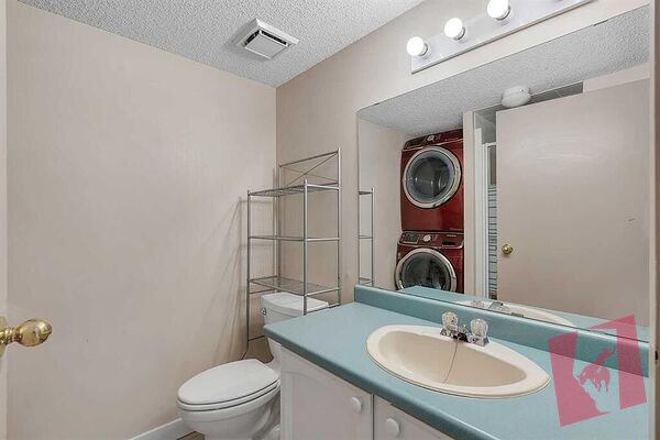 Private Room for Rent in a Beautifully Renovated Ranchlands Townhouse photo 2