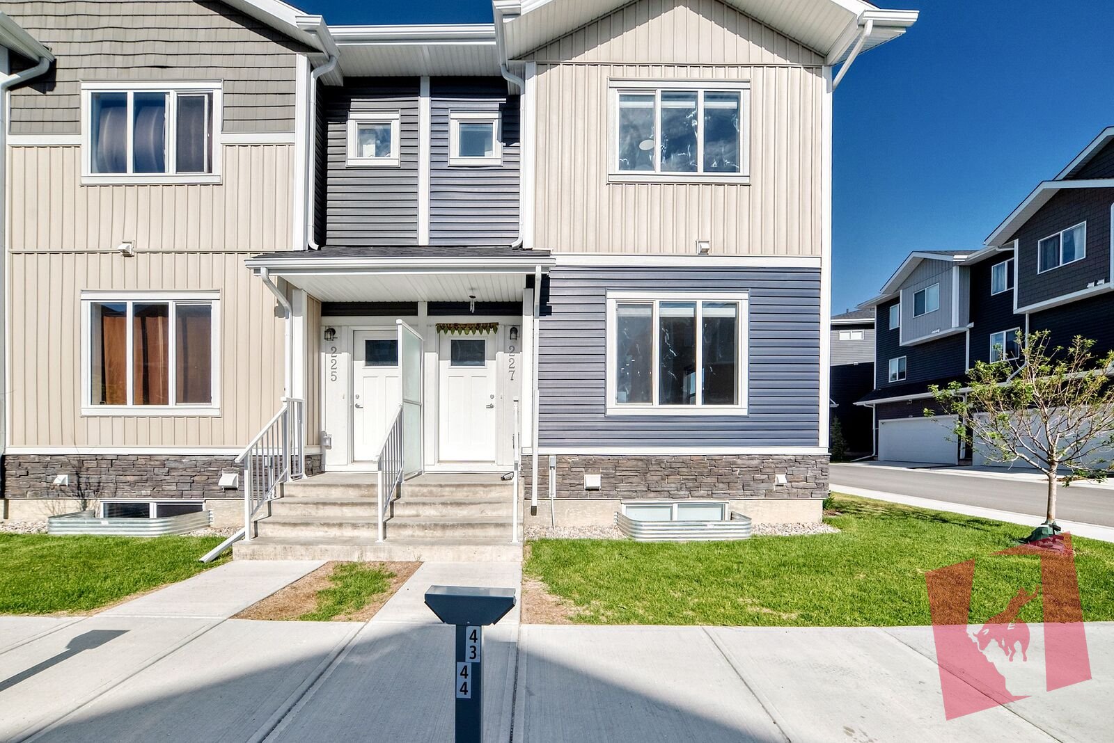 Modern 4 Bedroom Townhome, 3.5 Bathrooms, Attached Garage, Finished Basement