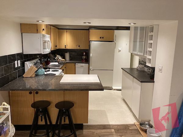 Very nice single bedroom plus office with huge backyard