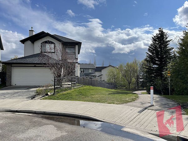 Amazing house with Mountain Views and Walkout Basement