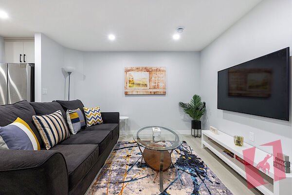 Lovely 2Bd/1Bth suite + free parking+separate HVAC (Negotiable)