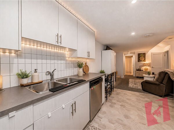 Modern 1 Bed Legal Suite | Private Entry | Cats Welcome | Seton photo 3