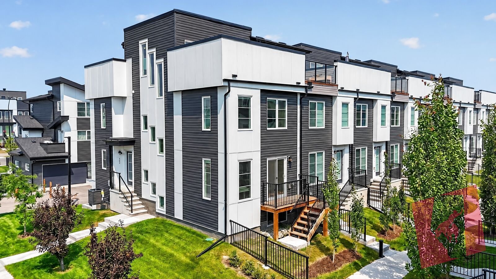 Bright 3-bedroom, 2.5-bath end-unit townhouse photo 2