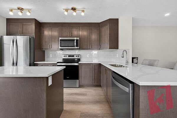 Bright 3-bedroom, 2.5-bath end-unit townhouse photo 3