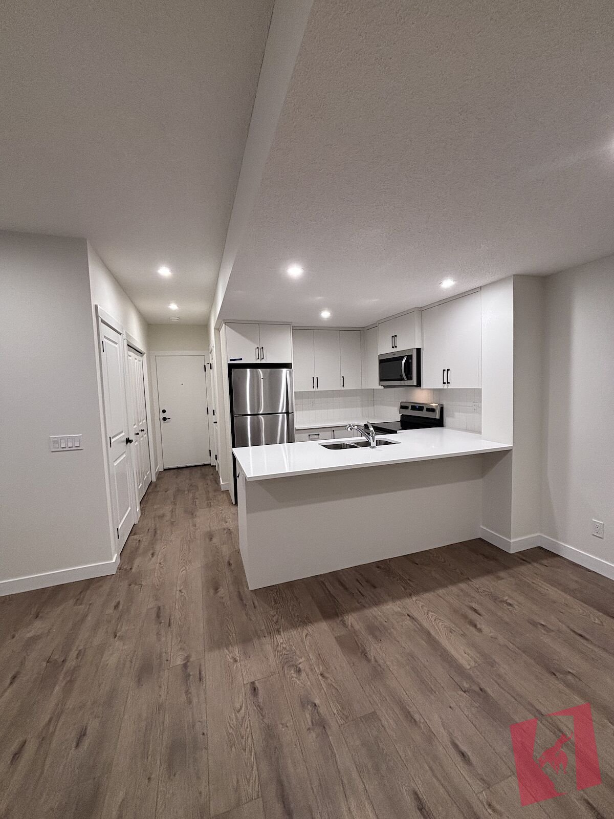 LEGAL 1 BEDROOM BASEMENT SUITE | PRIVATE ENTRANCE | IN-SUITE LAUNDRY | SILVERADO
