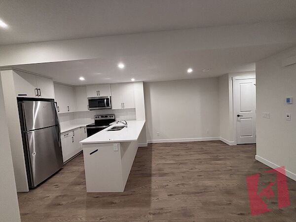 LEGAL 1 BEDROOM BASEMENT SUITE | PRIVATE ENTRANCE | IN-SUITE LAUNDRY | SILVERADO photo 3