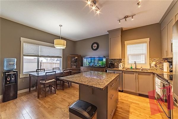 Beautiful Two Bedroom Duplex with Double Garage photo 3